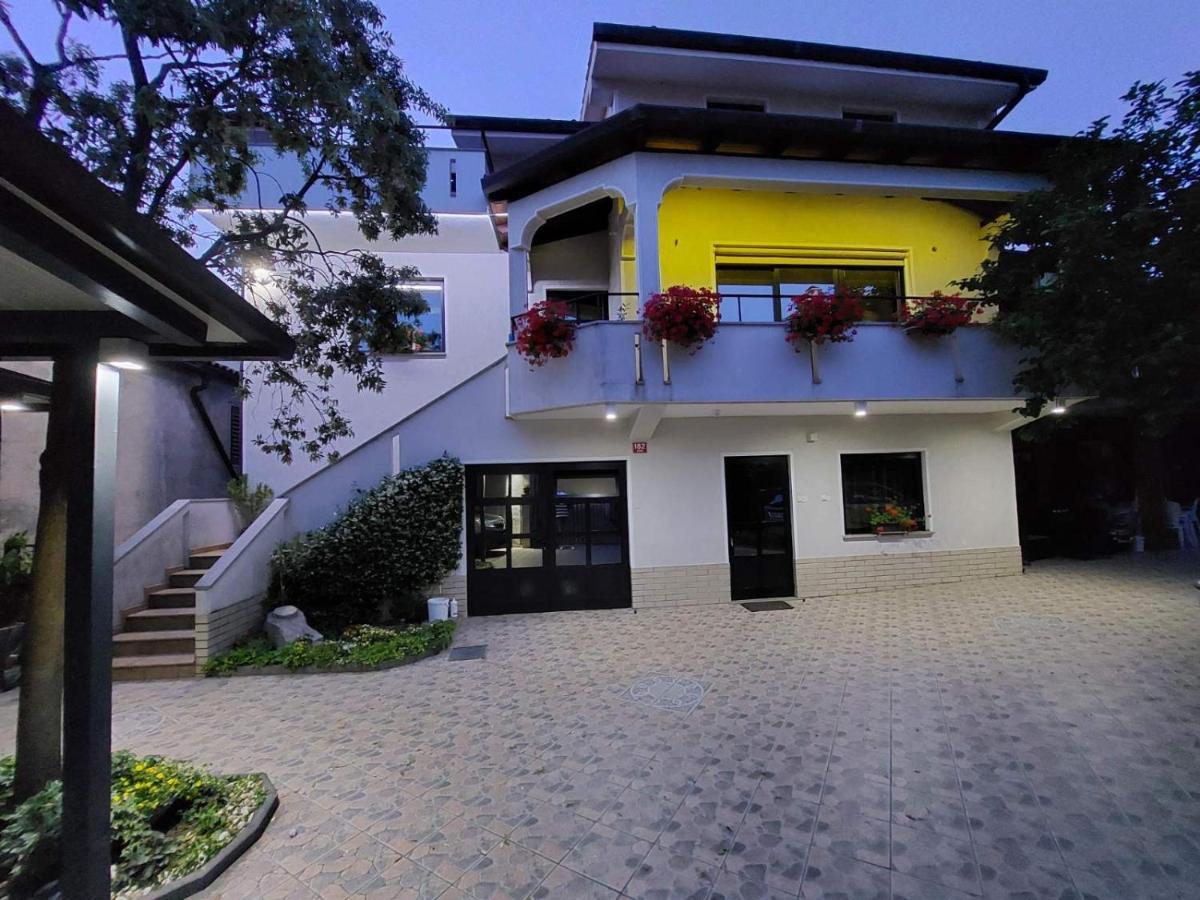 Apartma Mimi Dekani Luaran gambar